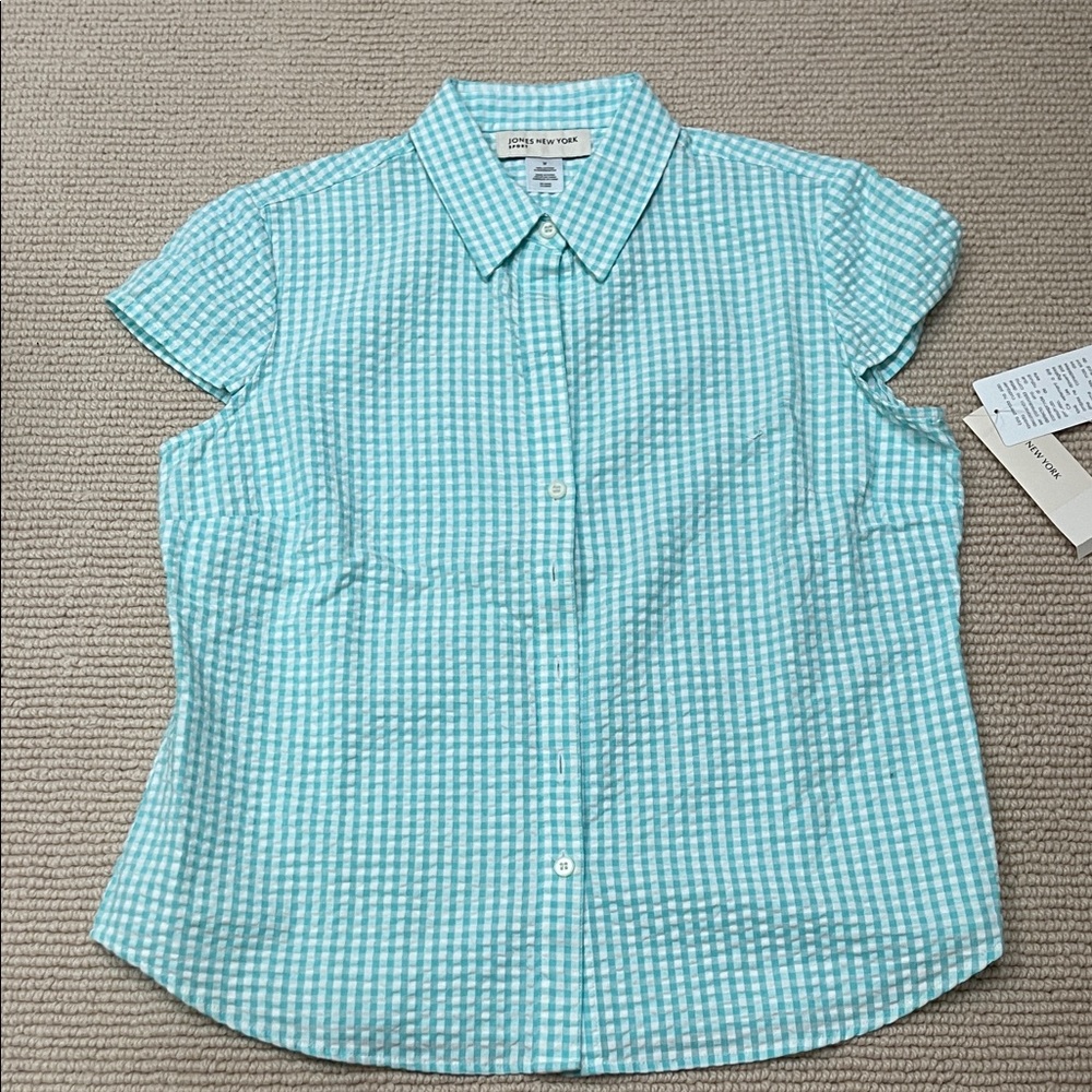 Women’s size medium Jones of New York Sport collard button up shirt.